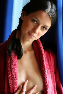 /Perfect babe enjoys her naked body