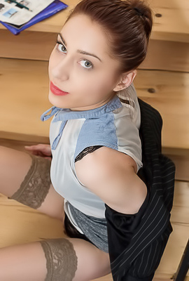 /Lena Raz Masturbates With Her Fingers