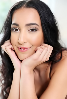 /Amanda Estela Pretty Amanda Estela brings the heat when she cums